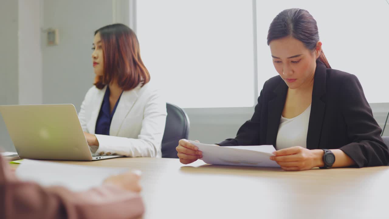 一位亚洲女商人的肖像在正式参加会议。