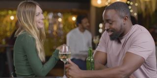一个男人和一个女人在酒吧约会的滑动镜头