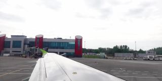 飞机在机场移动，襟翼打开然后关闭