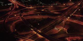 无人机直接俯瞰夜景城市与高架道路桥梁交叉路口