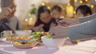 多代家庭在节日期间团聚，在家里共进晚餐视频素材模板下载