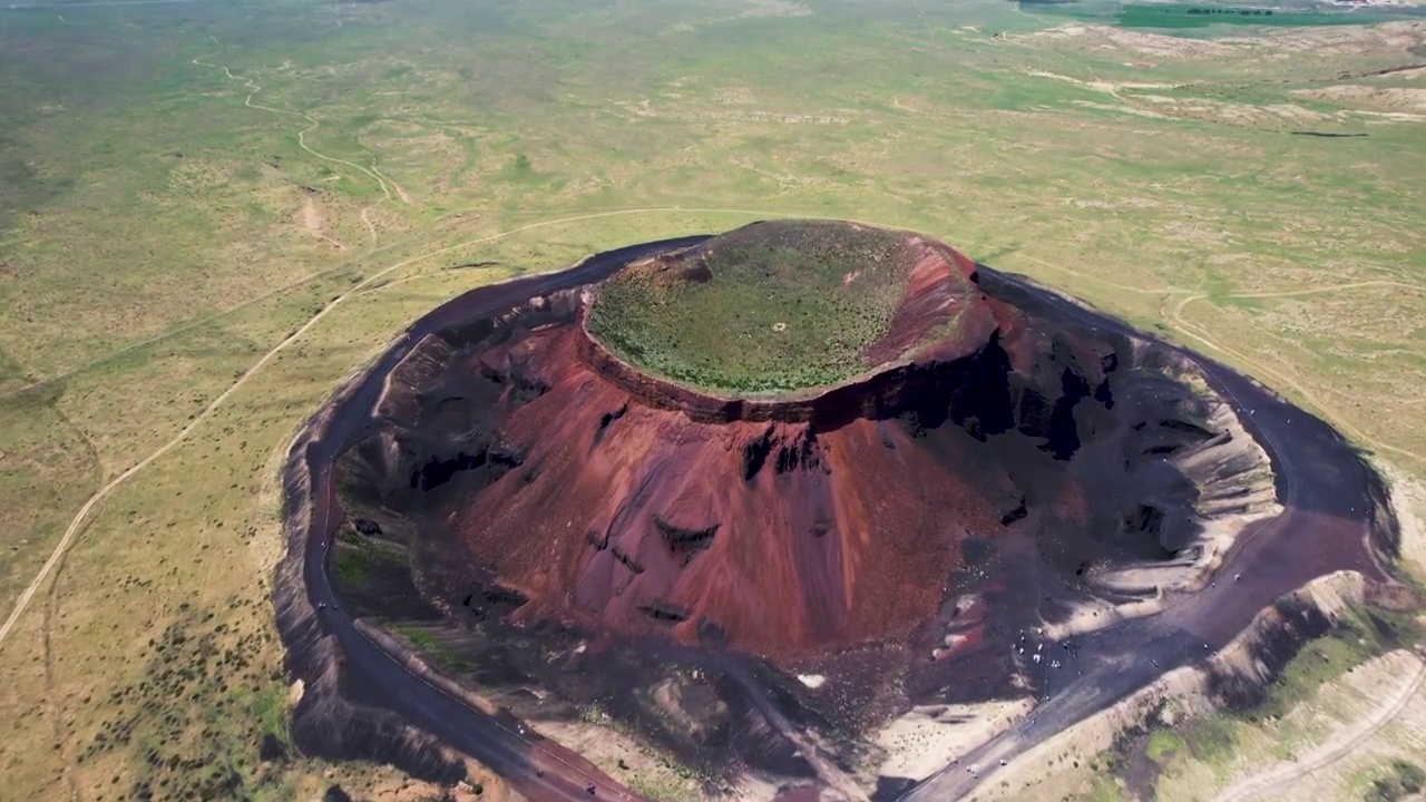 鸟瞰图的草原和灭绝的火山口，中国