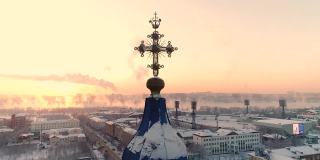 伊尔库茨克的圣十字教堂。空中无人机飞行。旅游宾馆和饭店。冬天，这个俄罗斯城市被冰雪覆盖。