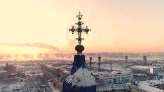 伊尔库茨克的圣十字教堂。空中无人机飞行。旅游宾馆和饭店。冬天，这个俄罗斯城市被冰雪覆盖。视频素材模板下载