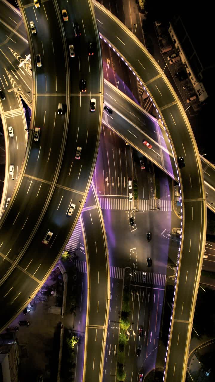 夜间城市交通的无人机视角