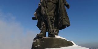 安加拉河岸上的伊尔库茨克创始人雅科夫·博哈博夫纪念碑。无人驾驶飞机射击。冬天天气好，水飙升。