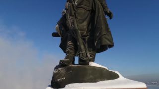 安加拉河岸上的伊尔库茨克创始人雅科夫·博哈博夫纪念碑。无人驾驶飞机射击。冬天天气好，水飙升。视频素材模板下载