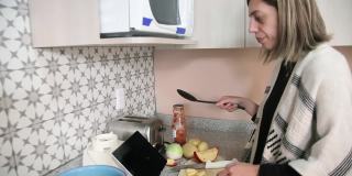 女人在家做饭，看教程