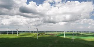 T/L鸟瞰草原上的风力涡轮机农场