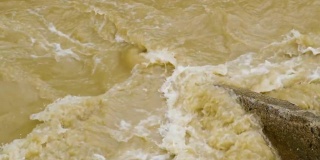 在春季大雨泛滥期间，淤泥河的脏水。