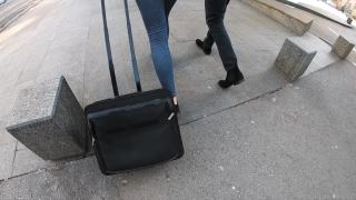 商务同事，穿着外套的夫妇，西装革履的拖着行李箱去机场出差，慢动作视频素材模板下载