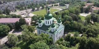 基辅旅游景点，乌克兰:基辅的圣西里尔教堂。乌克兰。鸟瞰图