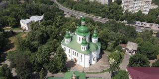 基辅旅游景点，乌克兰:基辅的圣西里尔教堂。乌克兰。鸟瞰图