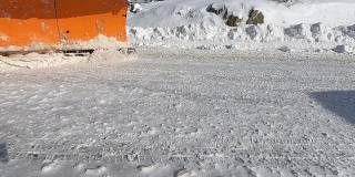 红色现代雪车耙与扫雪机梳理雪和准备滑雪坡道雪道在冬季滑雪胜地。慢动作和关闭的犁雪