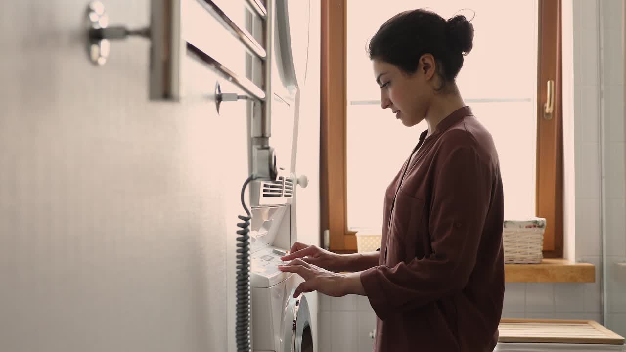 满意印度女性现代洗衣机用户享受轻松洗衣