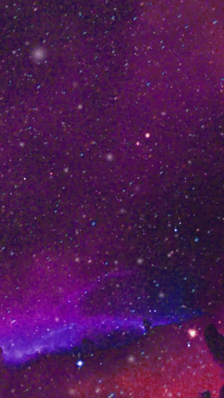 垂直抽象星云，星系，空间动画背景股票紫色视频