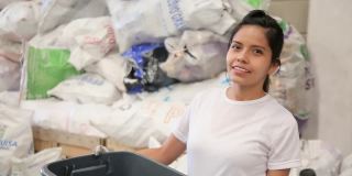 一个年轻女子在回收中心的肖像