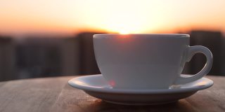 咖啡倒入杯子与阳光在早晨