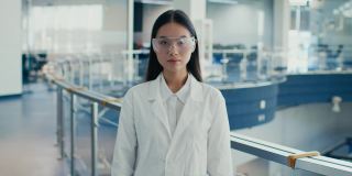 穿着白大褂戴眼镜的亚洲女实验室工作人员