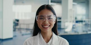 日本女科学家戴防护眼镜在现代科学中心