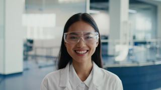 日本女科学家戴防护眼镜在现代科学中心视频素材模板下载