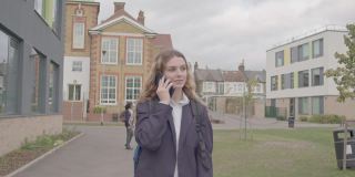 英国中学生在校园里使用手机
