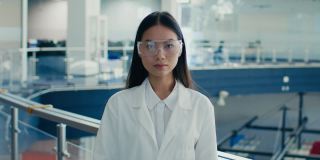 韩国女科学家戴防护眼镜，穿白色实验室工作服室内