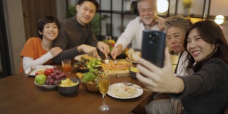亚洲家庭在自家餐桌前自拍