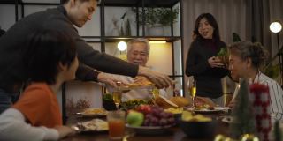 亚洲家庭在家里的餐桌上吃晚餐