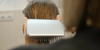 理发过程为一个十几岁的女孩在理发店。梳你的头发