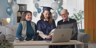 网上发放毕业证书，在颁奖仪式上，爱心的父母通过笔记本上的视频链接祝贺女儿大学毕业