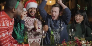 跟踪拍摄的一个醉汉和他的朋友在圣诞节庆祝在酒吧