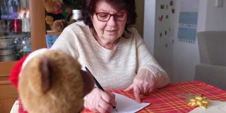 快乐的奶奶写圣诞信
