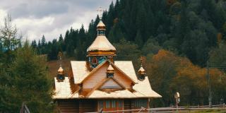 山上美丽的金色东正教教堂。乌克兰最高的山村，Dzembronya