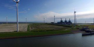 从荷兰伊姆沙芬港起航，带着海上风力发电设施