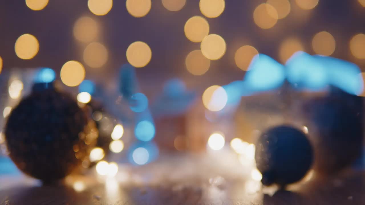 圣诞节背景有明亮的圣诞树玩具、漂亮的散景、玩具屋和蜡烛。圣诞节假期家庭舒适的概念