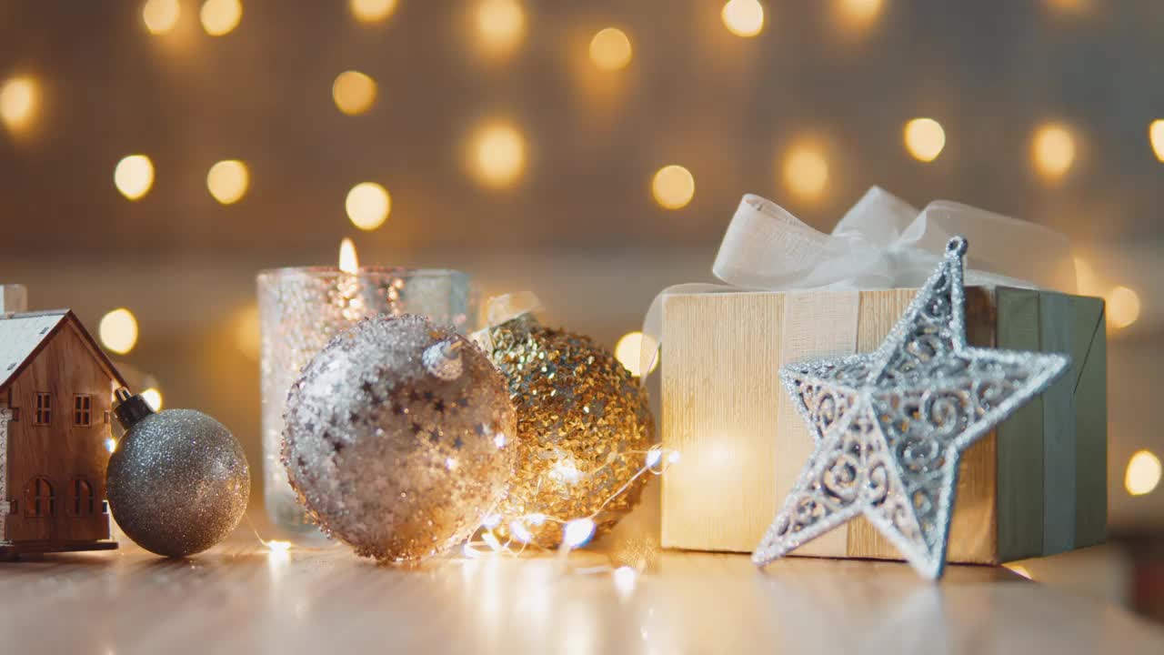 圣诞节背景有明亮的圣诞树玩具、漂亮的散景、玩具屋和蜡烛。圣诞节假期家庭舒适的概念