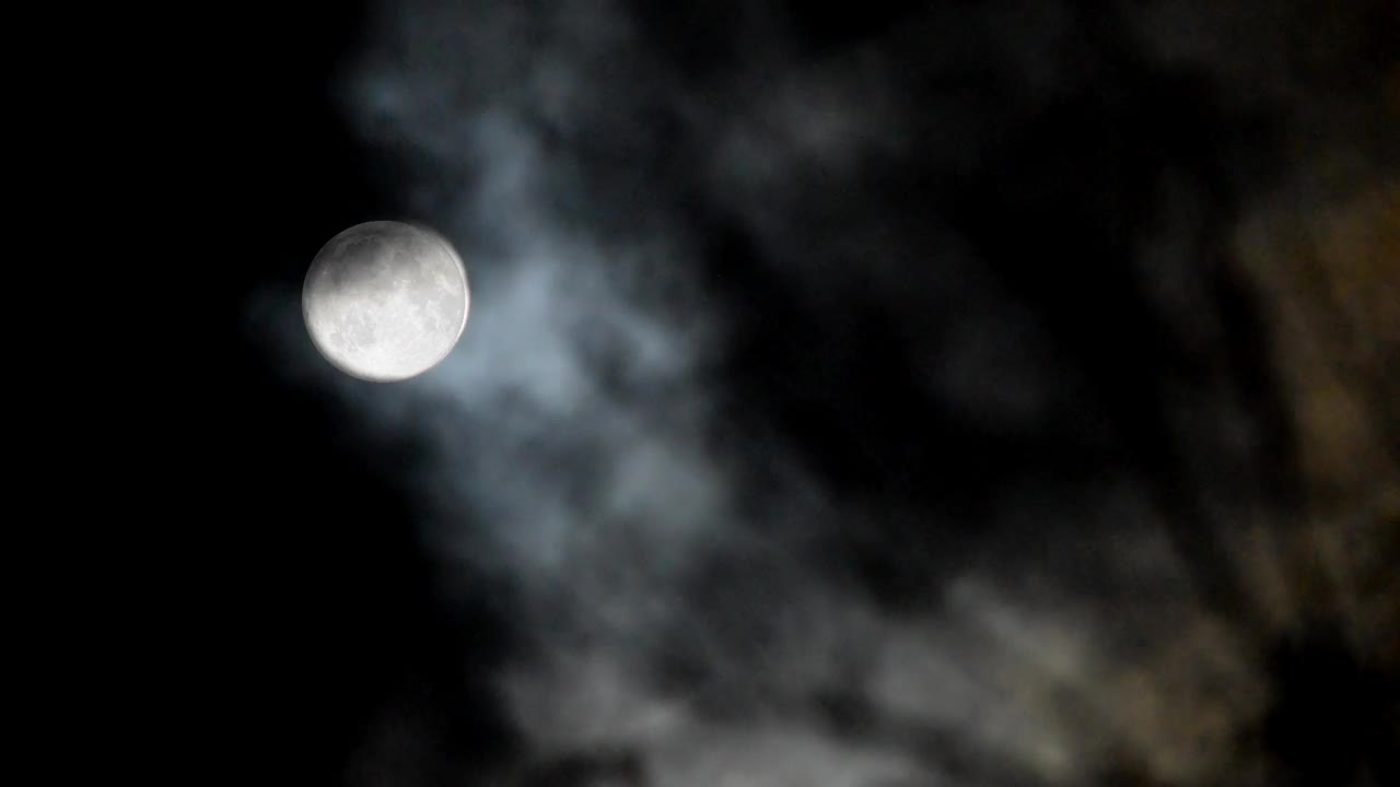 月亮和Cloudscape，云在月亮前垂直移动