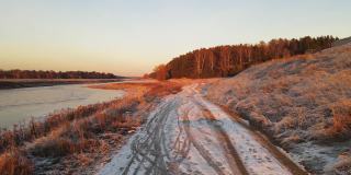 49、河边的草地和道路上都结满了白霜，鸟瞰。