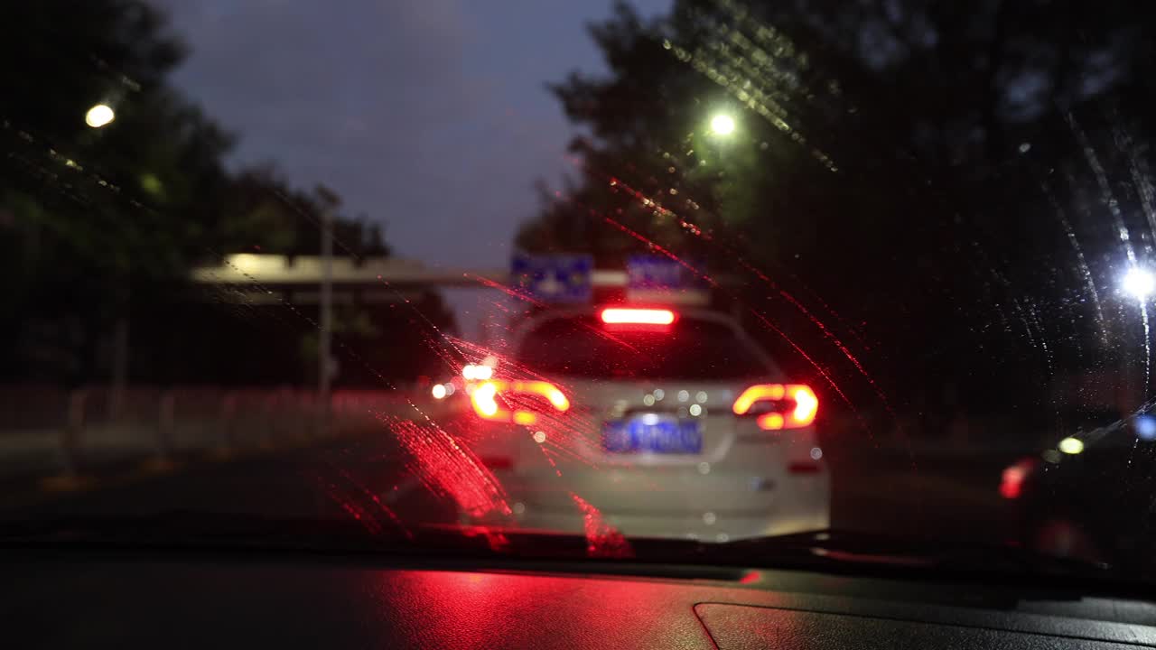 雨刷在夜间行驶