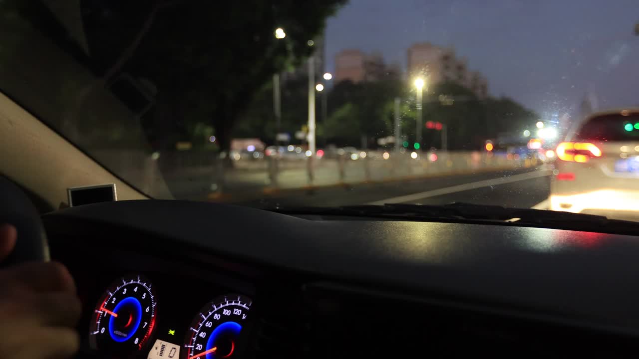 在夜晚的城市道路上开车