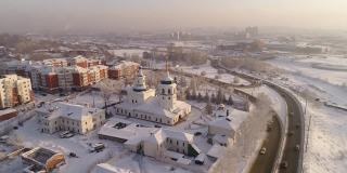 伊尔库茨克的Znamensky修道院。空中无人机飞行。旅游宾馆和饭店。冬天，这个俄罗斯城市被冰雪覆盖。