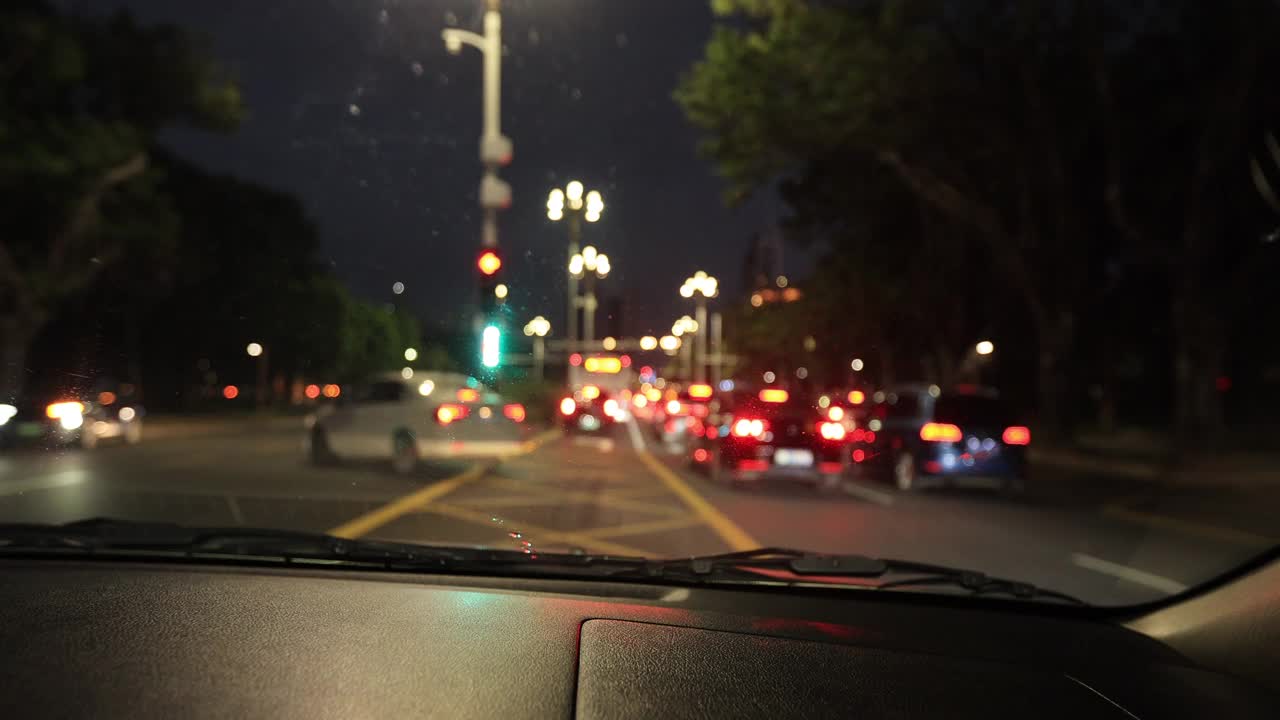 在夜晚的城市道路上开车