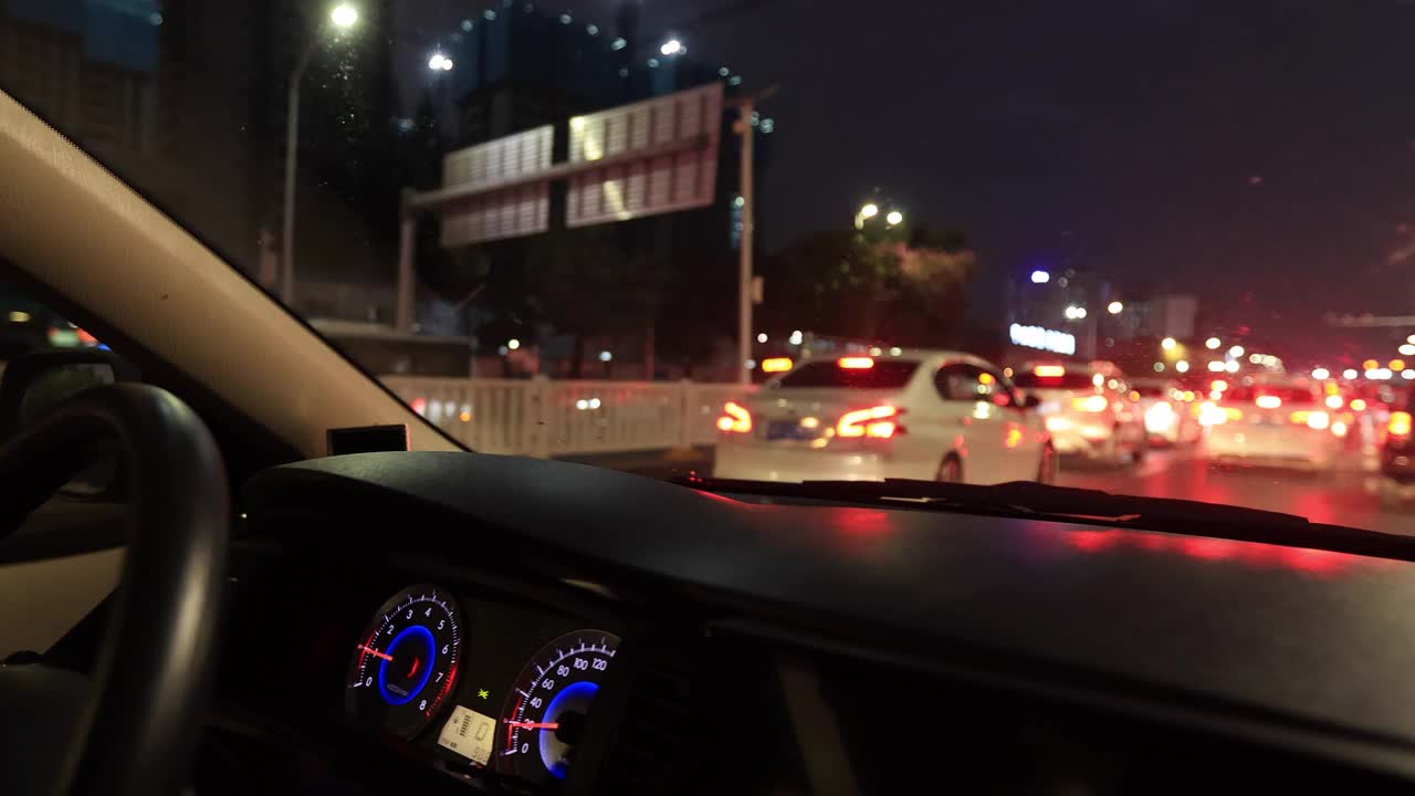 在夜晚的城市道路上开车