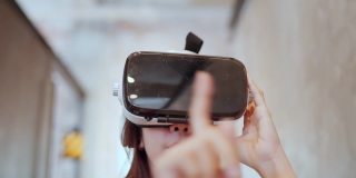亚洲程序员女性女性戴着vr护目镜3d可视化行走和探索在元宇宙未来的生活方式在现代办公背景下，新常态技术虚拟数字世界探索