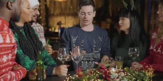 (中摄)一个醉汉和他的朋友们在酒吧庆祝圣诞节