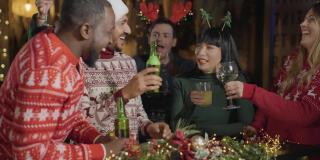 (中图)酒吧里一个醉汉和他的朋友们在庆祝圣诞节