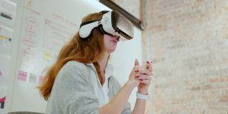 白人女性程序员戴着vr护目镜头戴虚拟数字会议与客户和她的团队讨论头脑风暴新的常态数字生活方式在会议室，vr元世界