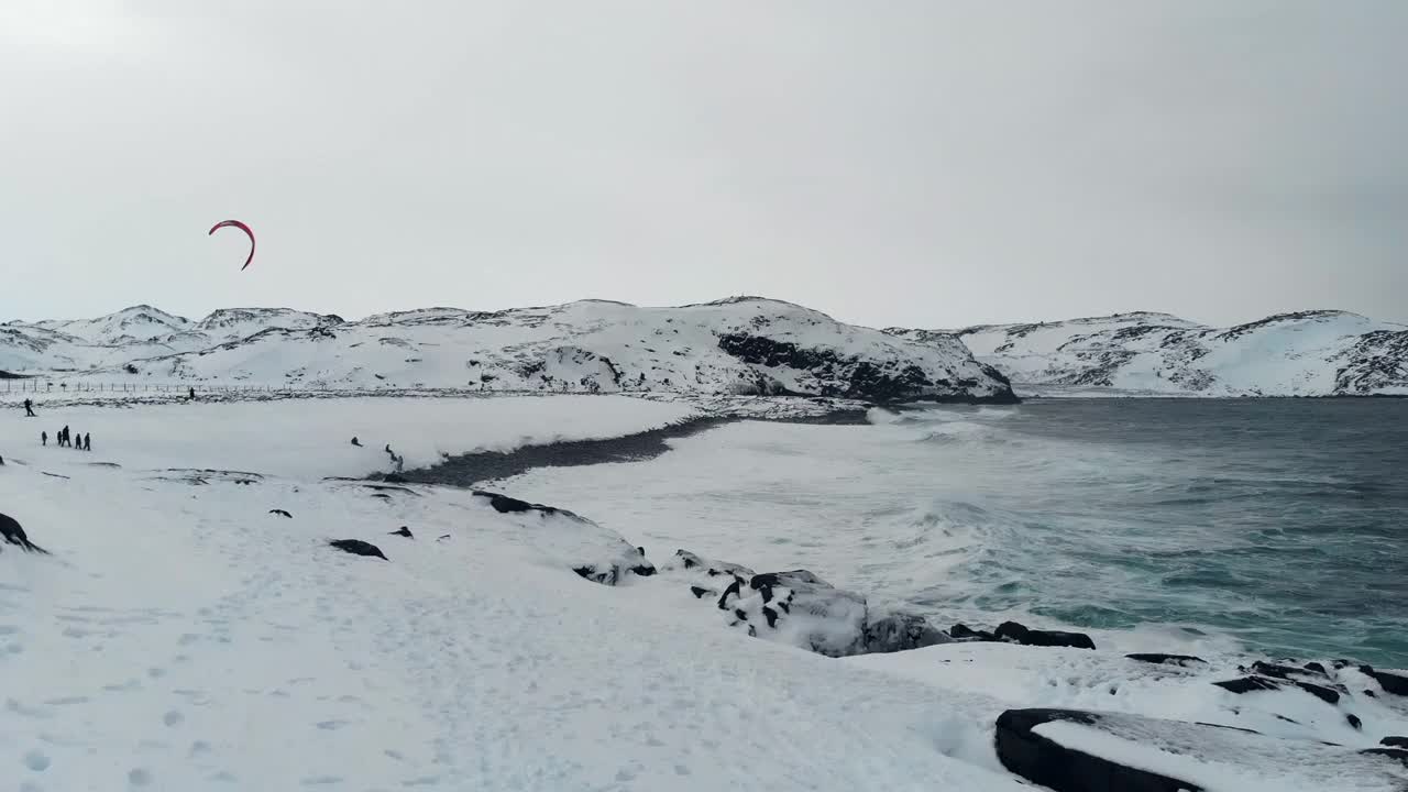 北海。挪威。冬天的海洋海岸在白雪覆盖的岩石中。