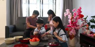 快乐的中国家庭在家里庆祝中国新年